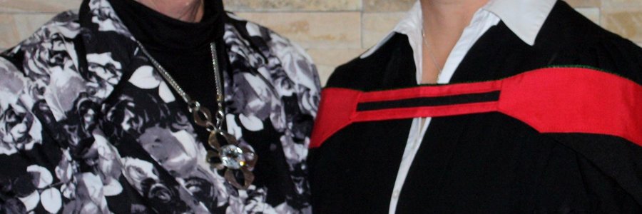  Sers Adele Visser tydens â€˜n gradeplegtigheid vir haar B.Tech-graad in polisiÃ«ring, saam met haar trotse ma,  Lucille Mangiagalli 